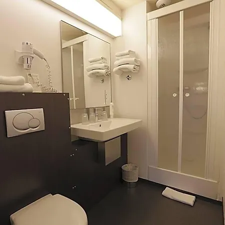 Hotel Au Petit Caporal Maisons-Alfort