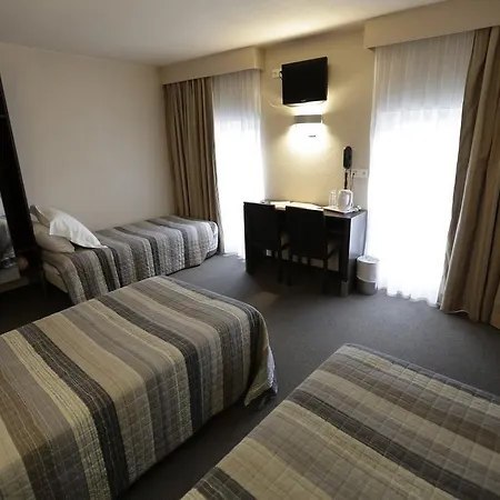 Au Petit Caporal Hotell 3*