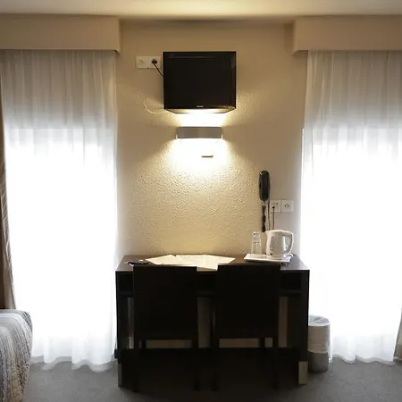 Au Petit Caporal Hotell