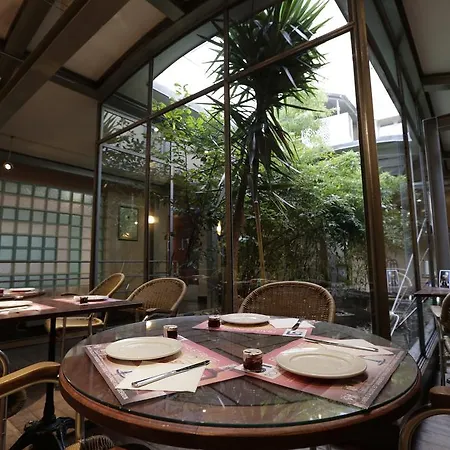 Au Petit Caporal Hotell 3*