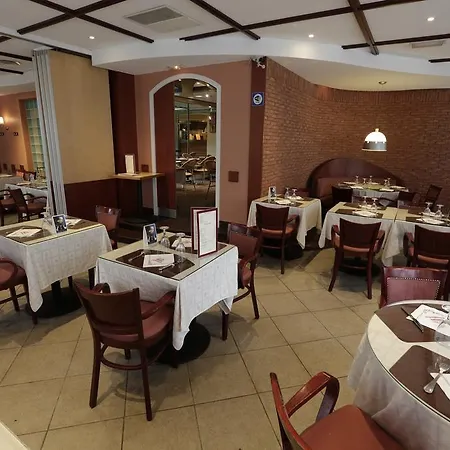 Au Petit Caporal Hotell 3*