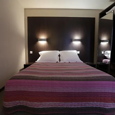 Au Petit Caporal Hotell 3*