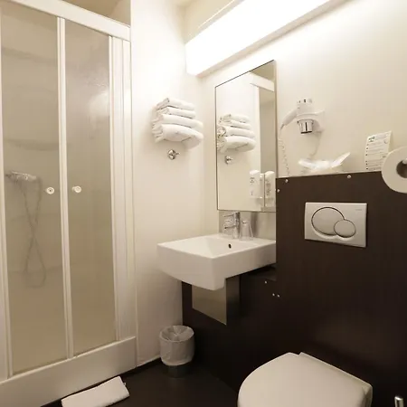 Hotel Au Petit Caporal Maisons-Alfort