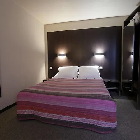 Au Petit Caporal Hotell 3*